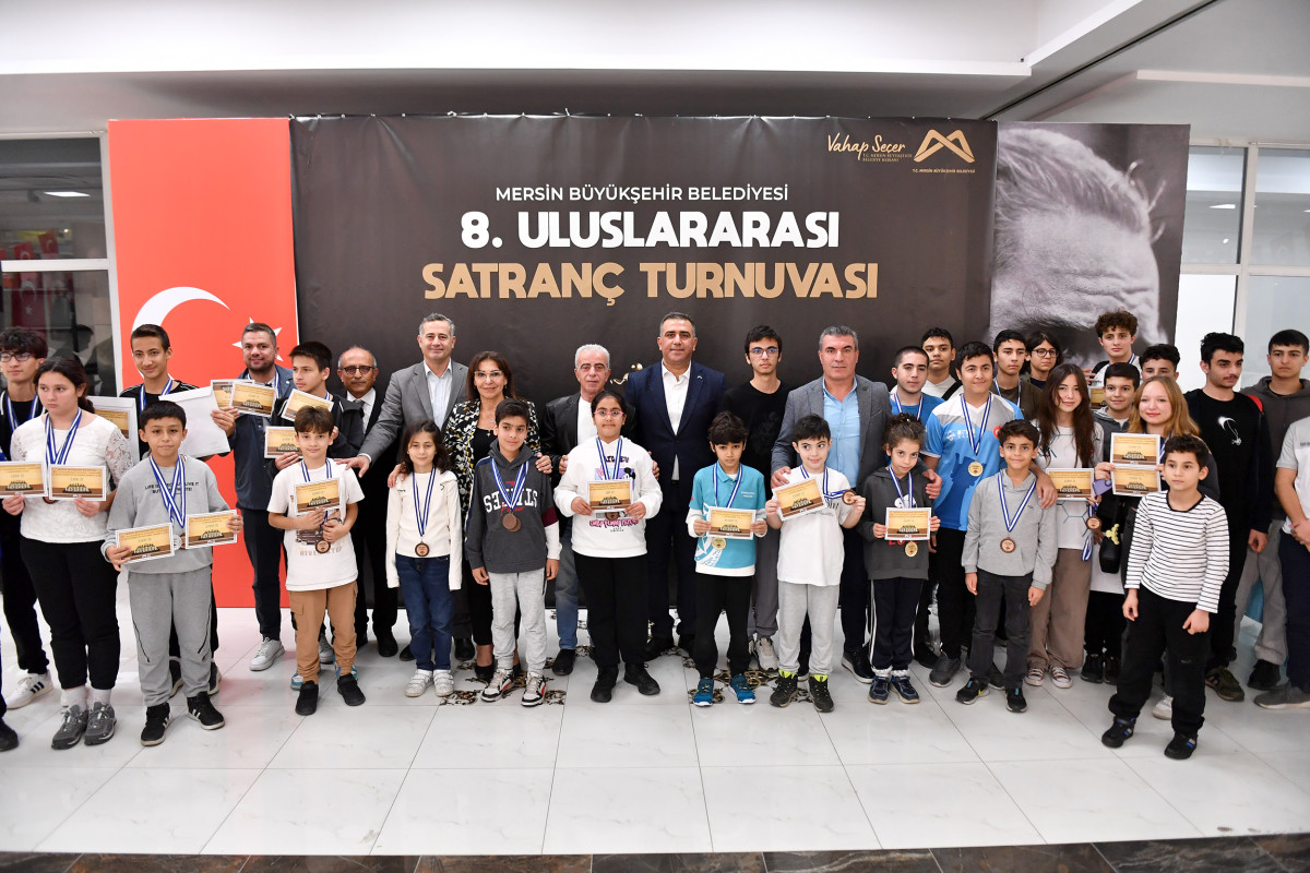 ‘8. Uluslararası Satranç Turnuvası’nda Sporculara Ödülleri Verildi