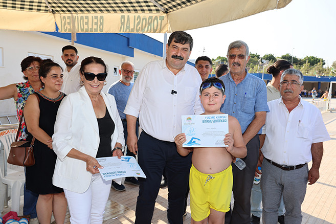 Başkan Yıldız, Yüzme Kursuna Katılan Gençlere Sertifikalarını Verdi