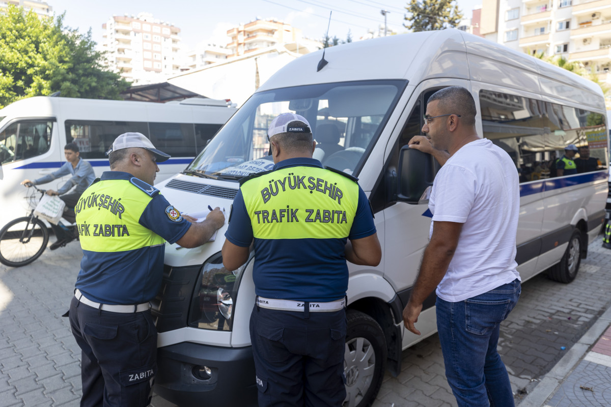 Büyükşehir Zabıta Ekipleri Okul Servislerini Denetliyor 